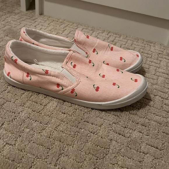 Women’s cherry shoes 🍒 - Picture 2 of 3